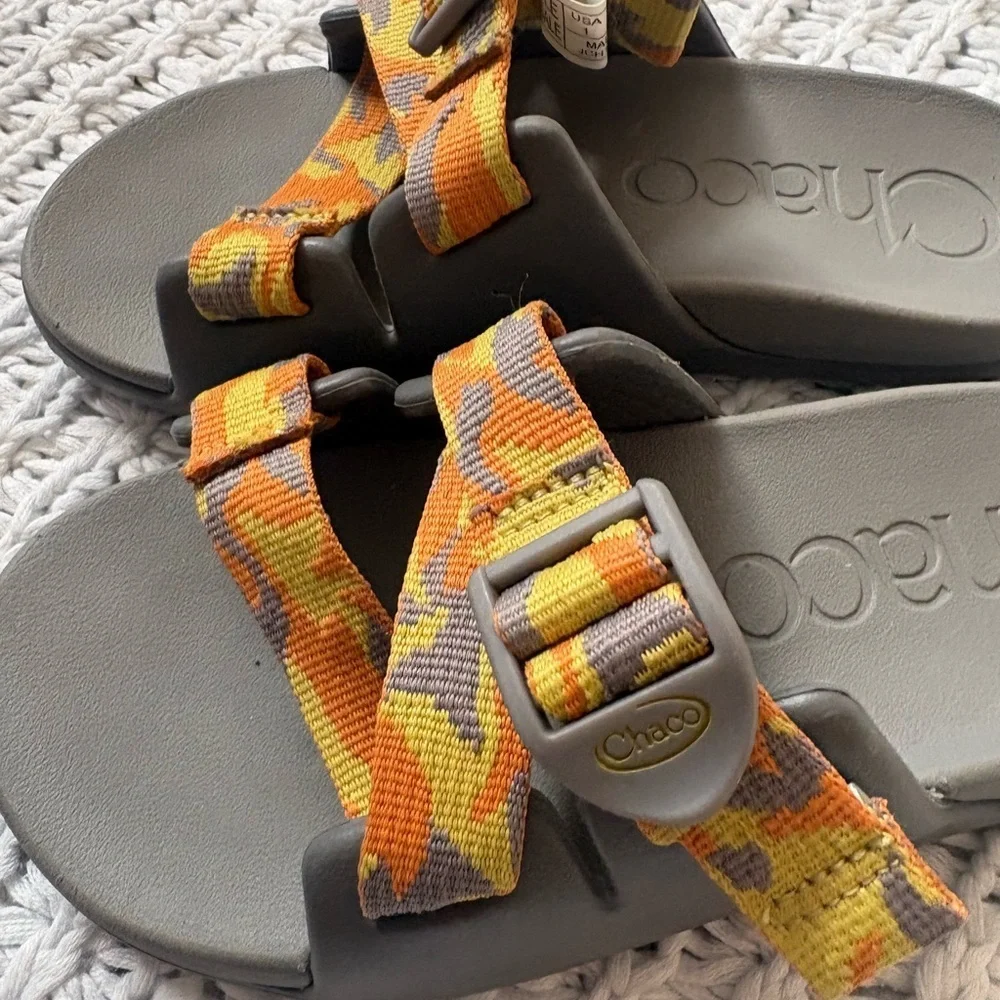 Chaco kids Chillos Slides. gray and yellow EUC SIZE. 1
